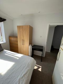 1 bedroom in a house share to rent, Cross Way, London NW10
