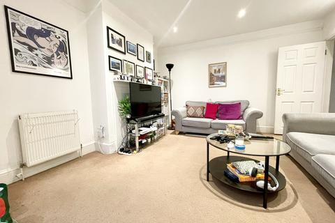 2 bedroom ground floor flat to rent, Hamilton Road, London NW11