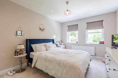 74 Common Lane, New Haw, Addlestone, KT15 3LL
