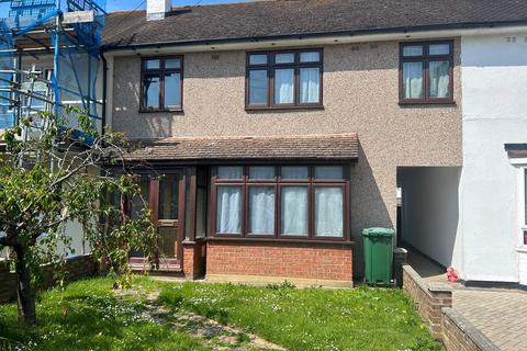 4 bedroom terraced house to rent, Stonehill Road, Leigh-on-Sea SS9