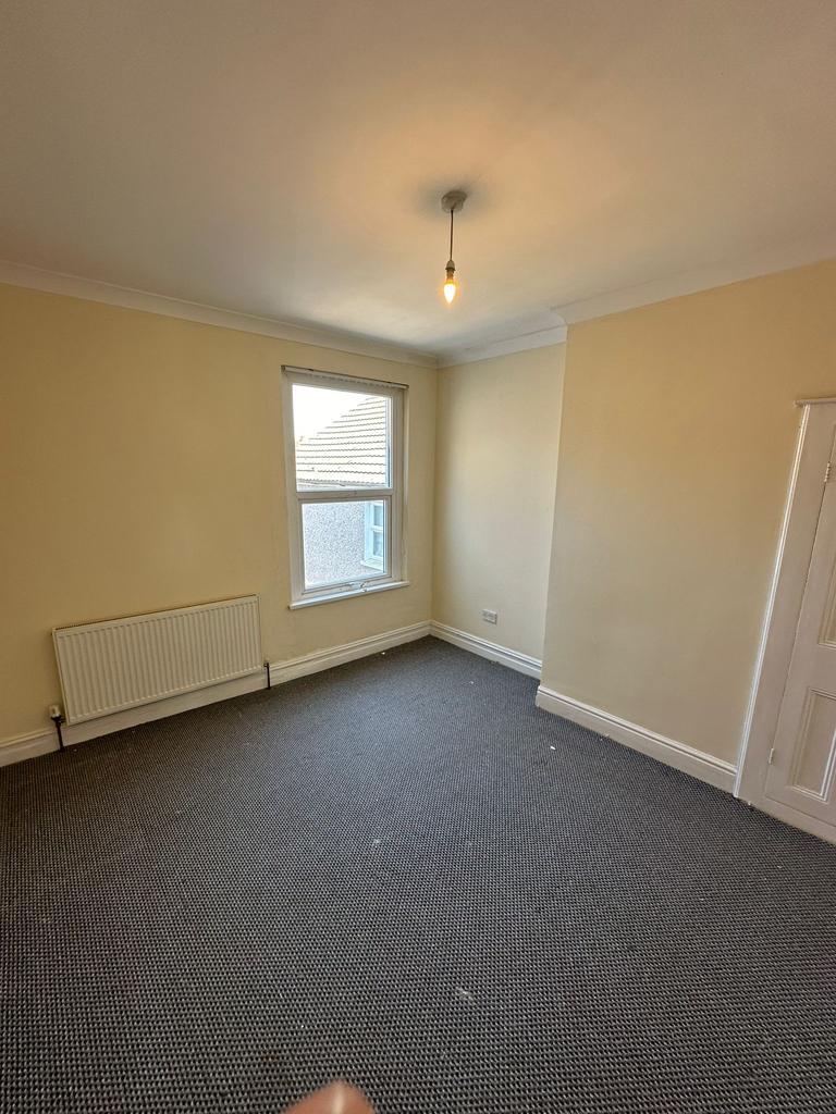 Risca Road, Newport NP20 3 bed terraced house to rent £1,100 pcm (£