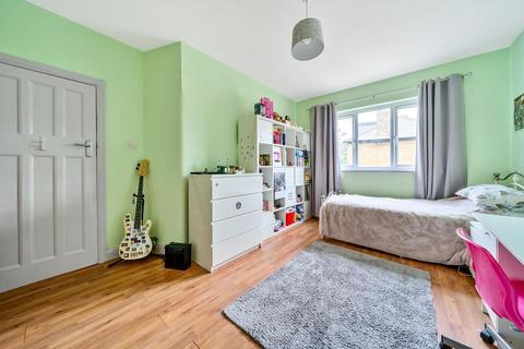 102 Perry Hill, London, SE6 4EY