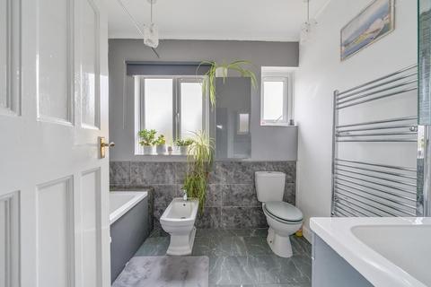 102 Perry Hill, London, SE6 4EY