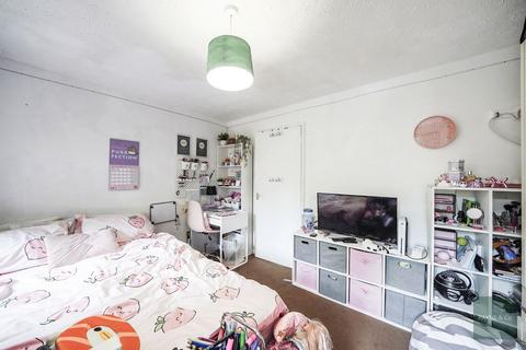 1 bedroom flat for sale, Fenman Gardens, GOODMAYES, IG3