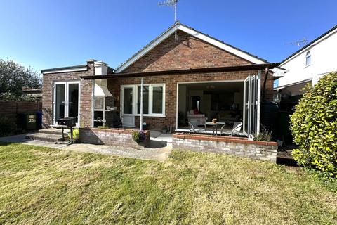 2 bedroom detached bungalow to rent, Hall Road, Oulton Broad, NR32