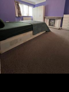 1 bedroom in a house share to rent, The Heights, Northolt UB5