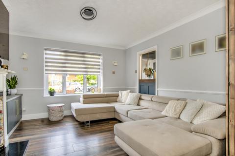 32 Barnfield Road, Crawley, RH10 8HQ