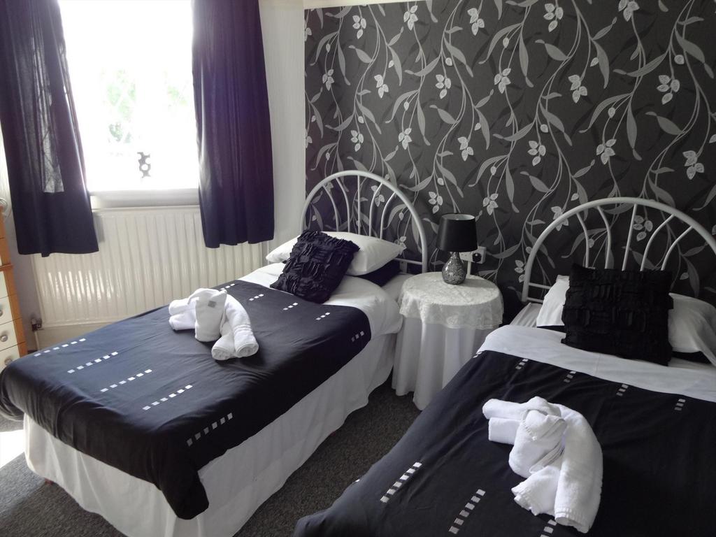Twin room (2)