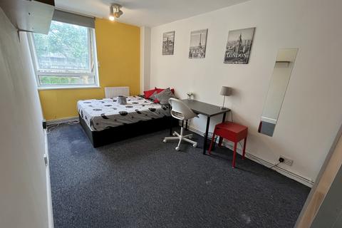 1 bedroom in a house share to rent, Gough Walk, London E14