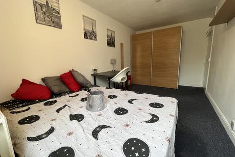 1 bedroom in a house share to rent, Gough Walk, London E14