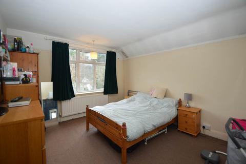 1 bedroom in a house share to rent, ADDLESTONE
