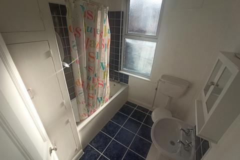 2 bedroom terraced house to rent, Leeds LS11