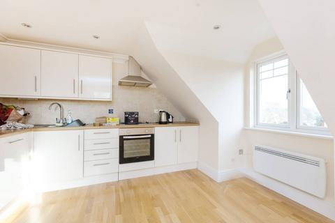 2 bedroom flat to rent, Claremont Avenue, Woking, GU22