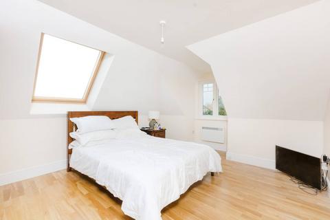 2 bedroom flat to rent, Claremont Avenue, Woking, GU22