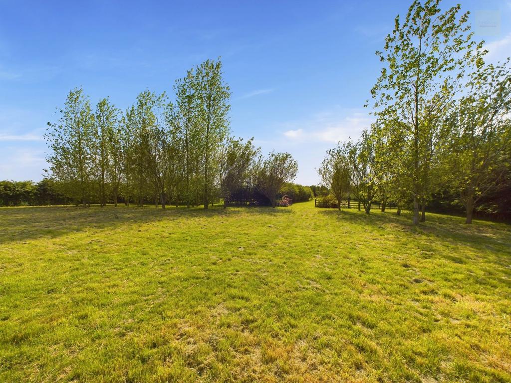 Barnack, Stamford PE9 2 bed property with land for sale £300,000