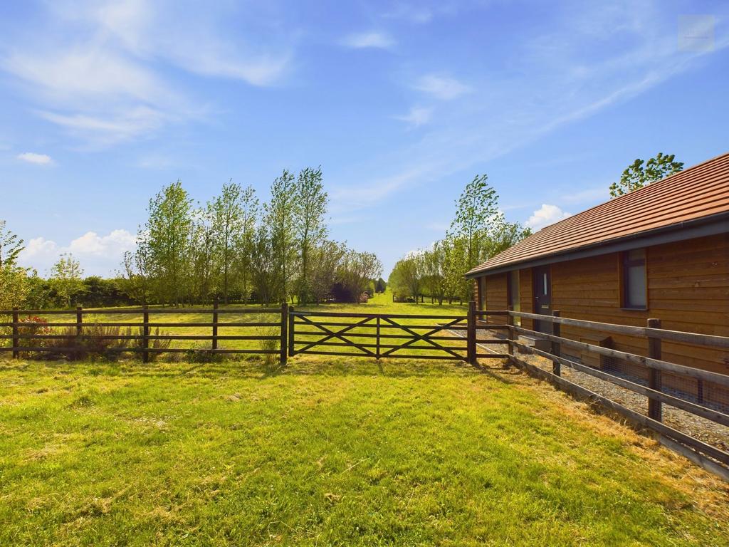 Barnack, Stamford PE9 2 bed property with land for sale £300,000
