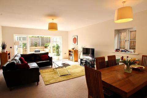 16 Beechcroft, Haywards Heath, RH16 4FU