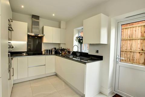 16 Beechcroft, Haywards Heath, RH16 4FU
