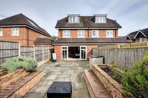 16 Beechcroft, Haywards Heath, RH16 4FU