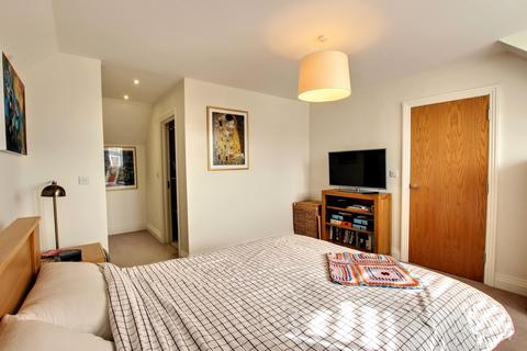 16 Beechcroft, Haywards Heath, RH16 4FU