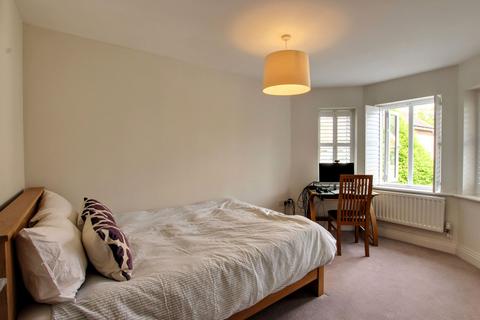 16 Beechcroft, Haywards Heath, RH16 4FU