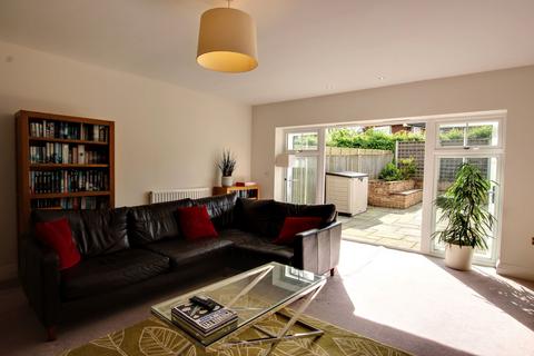 16 Beechcroft, Haywards Heath, RH16 4FU