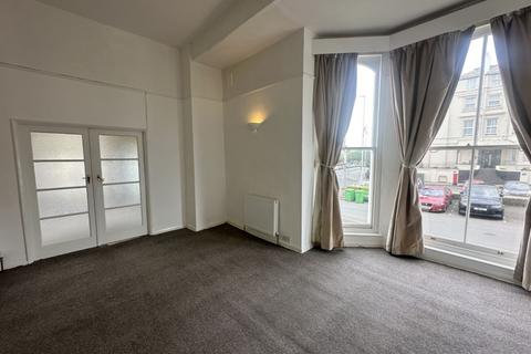 3 bedroom flat to rent, Clifton Gardens, Folkestone, CT20