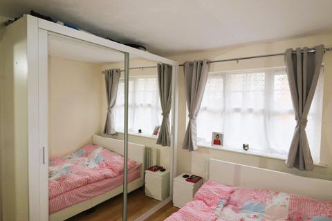 3 bedroom end of terrace house to rent, Heathside Close, Ilford IG2