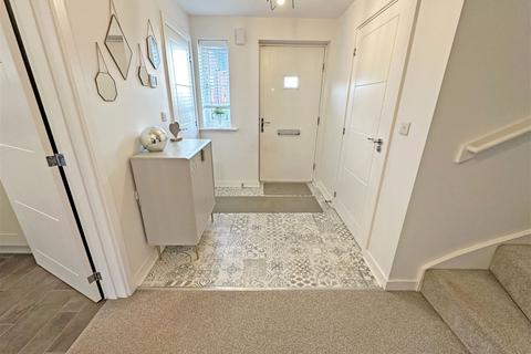 8 Meadow Crescent, Tidbury Green, Solihull, B90 1UY