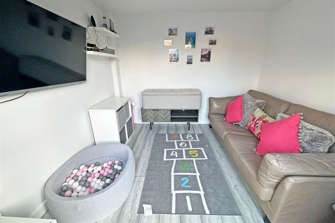 8 Meadow Crescent, Tidbury Green, Solihull, B90 1UY