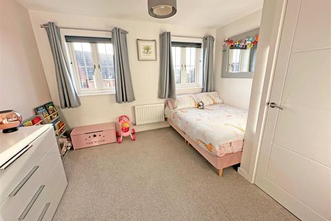 8 Meadow Crescent, Tidbury Green, Solihull, B90 1UY