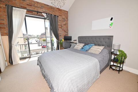 3 bedroom mews for sale, Gould Road, Twickenham TW2