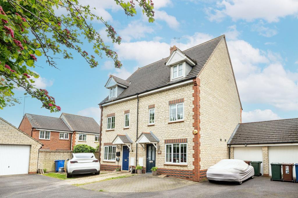 Fieldfare Close, Bicester OX26 3 bed semidetached house for sale £