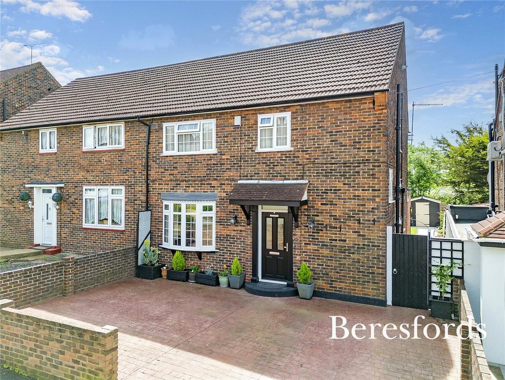 Retford Road, Romford, RM3 3 bed semidetached house for sale £500,000
