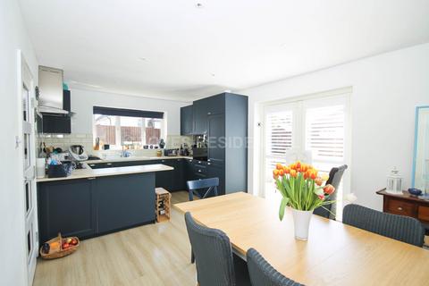 4 bedroom semi-detached house to rent, The Green, New Malden