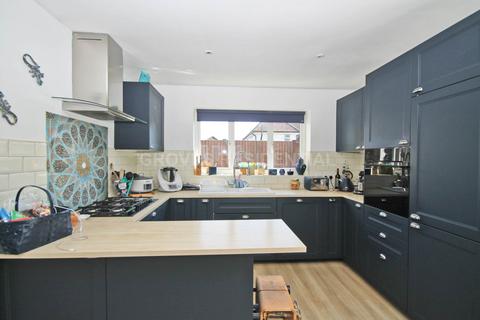 4 bedroom semi-detached house to rent, The Green, New Malden