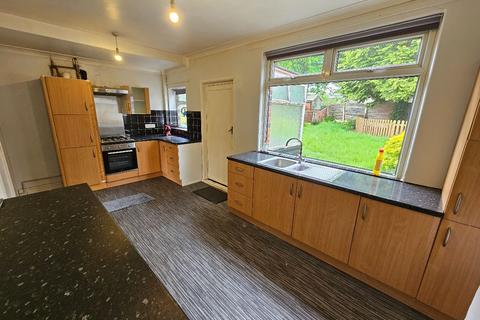 3 bedroom semi-detached house to rent, Carnation Road, Farnworth, Bolton, BL4