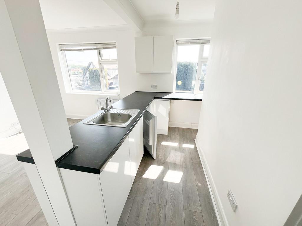 Pound Lane, Bowers Gifford 1 bed apartment to rent £700 pcm (£162 pw)