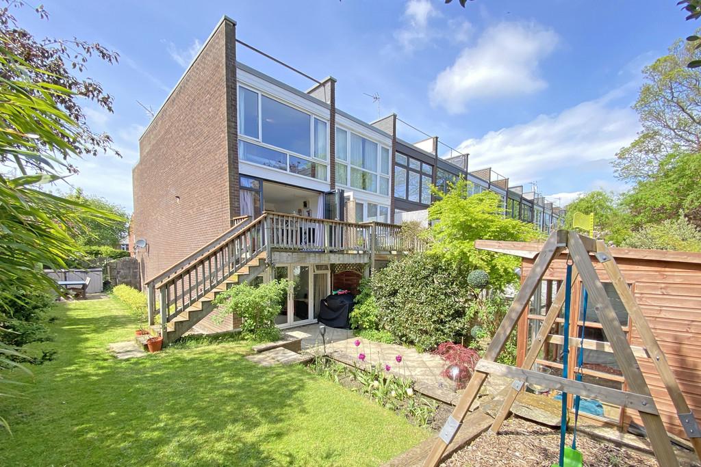 Harcourt Drive, Harrogate 3 bed terraced house for sale £450,000
