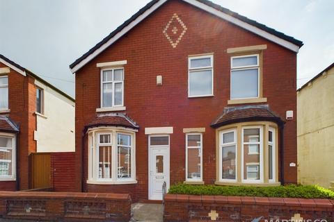 2 bedroom semi-detached house to rent, Rathlyn Avenue, Blackpool FY3