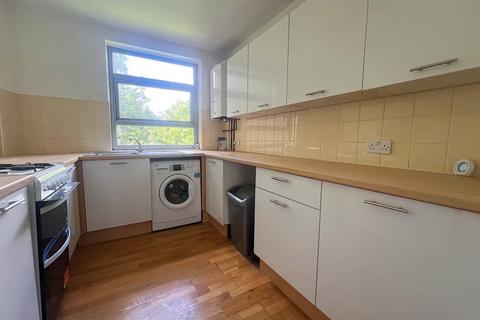 2 bedroom apartment to rent, Court Bushes Road, Whyteleafe