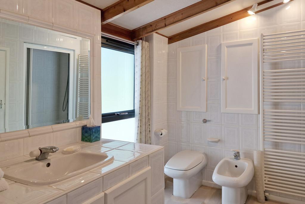 Oak Lodge Bathroom 1
