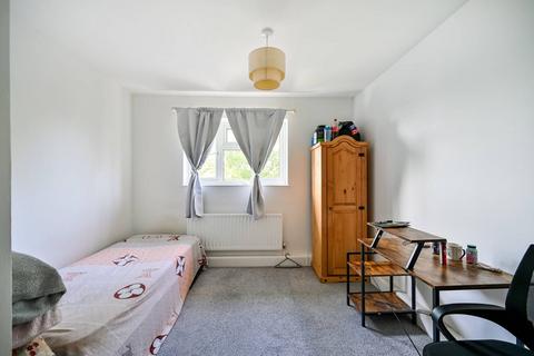 2 bedroom flat to rent, Vincent House, New Malden, KT3