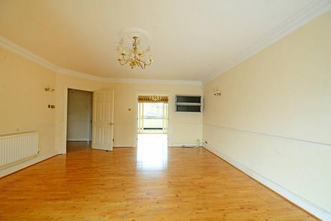 3 bedroom flat to rent, Wyatt Drive, Castelnau, London, SW13