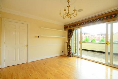 3 bedroom flat to rent, Wyatt Drive, Castelnau, London, SW13