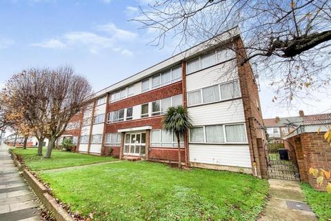 2 bedroom ground floor flat to rent, Staines Road, Ilford