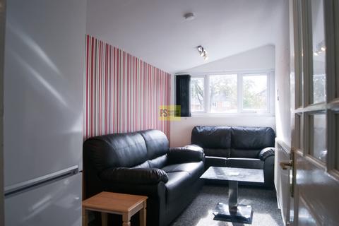 4 bedroom semi-detached house to rent, Cherington Road, Birmingham B29
