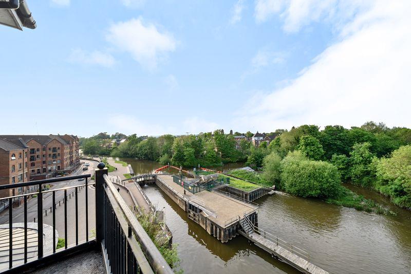 Medway Wharf Road, Tonbridge, TN9 1AY 2 bed apartment for sale £300,000