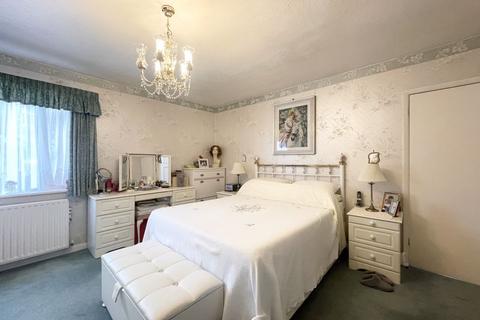 3 bedroom flat for sale, Stonegrove, Edgware