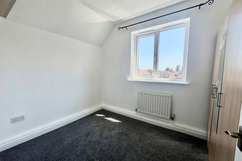 2 bedroom flat to rent, Bluebell Close, Rush Green